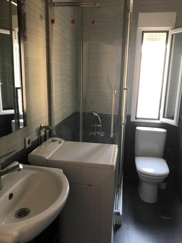 a bathroom with a sink and a toilet and a shower at Apartamento Vistamar in La Manga del Mar Menor