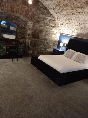 Un pat sau paturi într-o cameră la The Secret Cellar