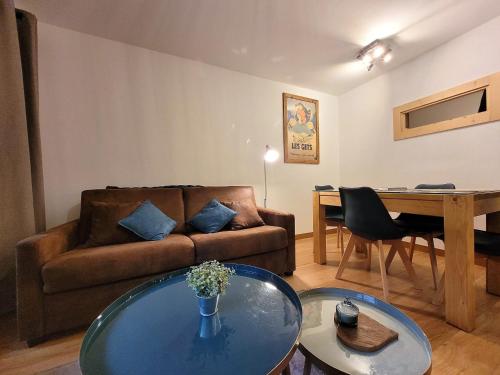 un salon avec un canapé et une table dans l'établissement Lumineux Studio Cabine 3* au Centre des Gets avec Balcon et Parking - FR-1-598-58, aux Gets
