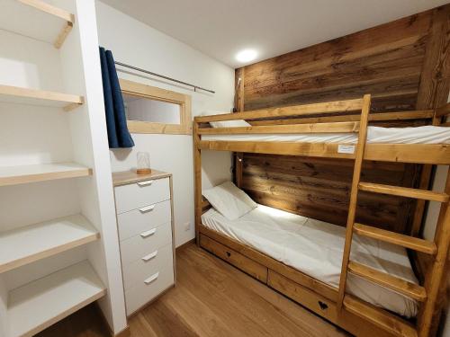 - une chambre avec 2 lits superposés et un placard dans l'établissement Lumineux Studio Cabine 3* au Centre des Gets avec Balcon et Parking - FR-1-598-58, aux Gets