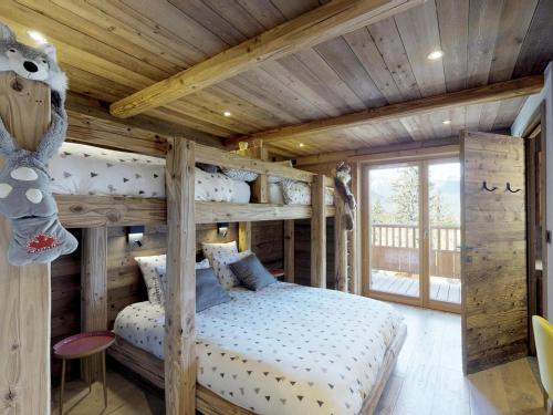 - une chambre avec 2 lits superposés dans une cabine dans l'établissement Chalet d'Exception avec Sauna et Cheminée - 12 Pers, 6 Pièces - FR-1-575-32, à Courchevel
