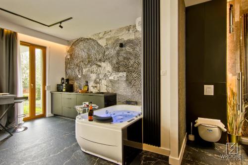 Ένα μπάνιο στο Jacuzzi Rakowicka Top Apartments