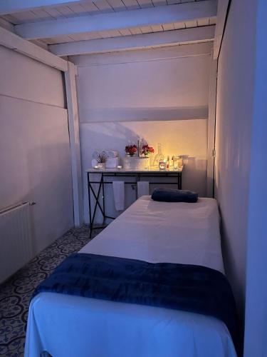a small room with a bed and a desk at Quinta San Blas by Ananay Hotels in Cusco