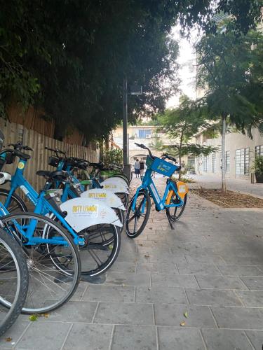 a group of bikes parked next to each other at דירת סטודיו באווירת צימר במתחם נגה,דקה הליכה מהים. in Tel Aviv