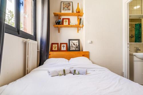 - une chambre avec un lit blanc et 2 serviettes dans l'établissement Nice and bright studio close to Paris - Pantin - Welkeys, à Pantin