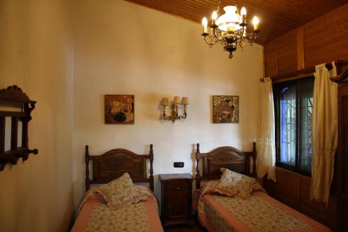 Tempat tidur dalam kamar di ALCALA DEL JUCAR, Casa rural Rio Tranquilo 1 -Piscina privada-