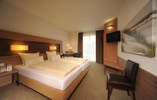 sleep in - Bielefeld Boardinghouse في بيليفيلد: غرفة الفندق بسرير كبير ومكتب