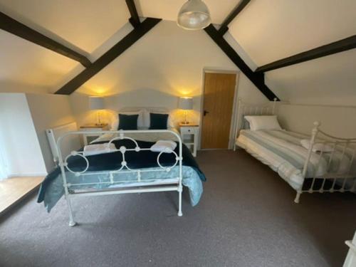 1 dormitorio con 1 cama en una habitación con techo en Y Stabl 94a, en Denbigh