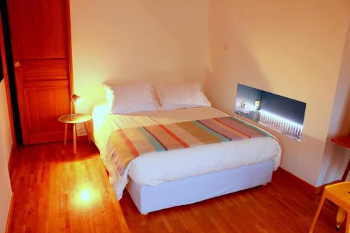 een slaapkamer met een bed en een tafel en een televisie bij Appartement La Belle View in Annecy