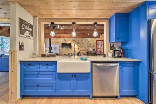 Foto dalla galleria di Waterfront Echo Lake Cabin with Deck, Mtn Views a Twin Bridges