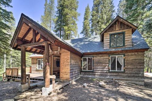 Foto dalla galleria di Waterfront Echo Lake Cabin with Deck, Mtn Views a Twin Bridges
