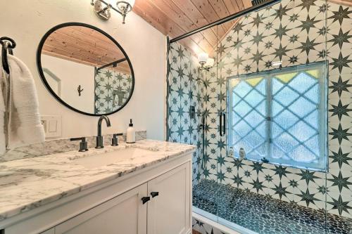 Koupelna v ubytování Waterfront Echo Lake Cabin with Deck, Mtn Views