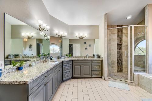 La grande salle de bains est pourvue de 2 lavabos et d'une douche. dans l'établissement Upscale Scottsdale Retreat with Private Pool and Grill, à Phoenix
