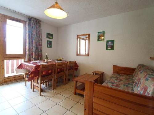 - une salle à manger avec une table, un lit, une table et des chaises dans l'établissement Appartement cosy 6 pers avec balcon, draps et Wifi inclus, à Termignon-Val Cenis - FR-1-508-1, à Termignon