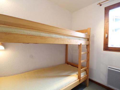 a bedroom with two bunk beds in a room at Appartement pour 4 personnes avec balcon, proche des pistes à Val Cenis Le Haut - FR-1-508-133 in Lanslevillard