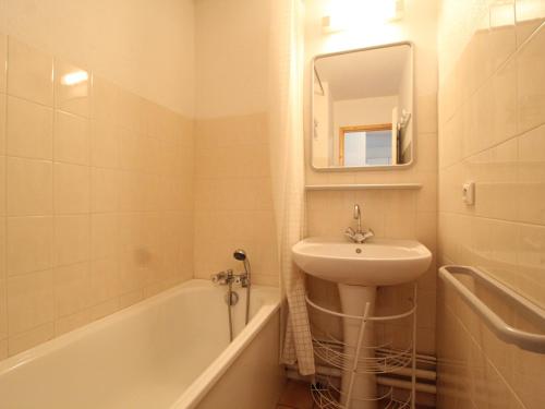 La salle de bains est pourvue d'un lavabo, d'une baignoire et d'un miroir. dans l'établissement Appartement Termignon, 2 pièces, 4 personnes - FR-1-508-128, à Termignon