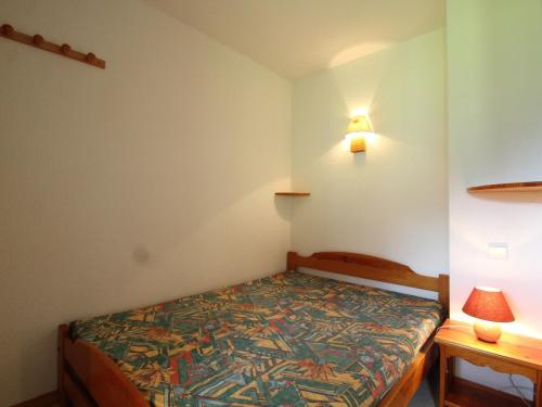 a small bedroom with a bed and two lamps at Appartement Termignon, 2 pièces, 4 personnes - FR-1-508-128 in Termignon