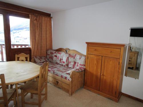 un salon avec un canapé et une table dans l'établissement Studio 3 Personnes avec Balcon à Val Cenis Le Haut, Proche Pistes et Commerces - FR-1-508-182, à Lanslevillard