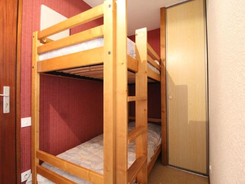 Cette chambre dispose de lits superposés et de 2 lits superposés. dans l'établissement Studio Lanslevillard, 1 pièce, 3 personnes - FR-1-508-182, à Lanslevillard
