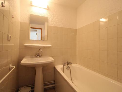 une salle de bain avec un lavabo et une baignoire et un lavabo dans l'établissement Duplex rénové pour 6/7 pers face aux pistes avec WiFi à Termignon - FR-1-508-222, à Termignon