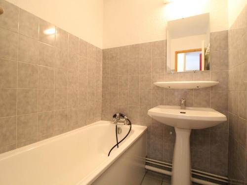 une salle de bain avec un lavabo et une baignoire et un lavabo dans l'établissement Appartement cosy 4 pers, pied des pistes, balcon, parking, WiFi - FR-1-508-192, à Termignon