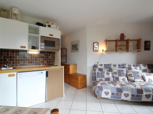 un salon avec un canapé et une cuisine dans l'établissement Appartement 4 pers avec terrasse, près des pistes et commerces, Val Cenis Le Haut - FR-1-508-206, à Lanslevillard