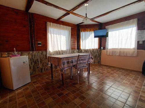 エル・チャルテンにあるComplejo Las Marasのテーブルと冷蔵庫のあるキッチン