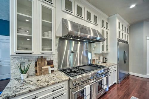 Cuisine ou kitchenette dans l'établissement Buda Home with Deck and Fire Pit - 15 Mi to Austin!