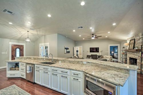 una grande cucina con un grande piano in marmo di Buda Home with Deck and Fire Pit - 15 Mi to Austin! a Buda