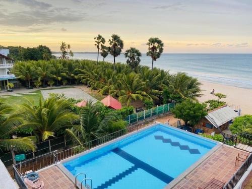 vista sulla piscina e sulla spiaggia di Resort Maya Beach a Trincomalee