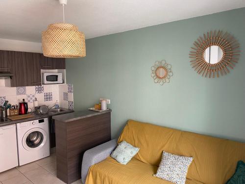 un salon avec un canapé et une cuisine dans l'établissement Studio cosy tout équipé 30m2, à Nice