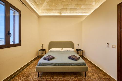 um quarto com uma cama com duas almofadas em Casa Piti Stunning View em Favignana