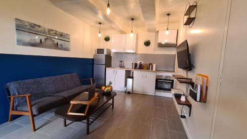 Kuchyňa alebo kuchynka v ubytovaní T2 Chambre Miroir jardin et parking privé Marseille