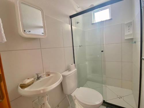 La salle de bains est pourvue de toilettes, d'un lavabo et d'une douche. dans l'établissement Ilha Tenerife - Paraíso do Atlântico - Zona Sul, à Ilhéus