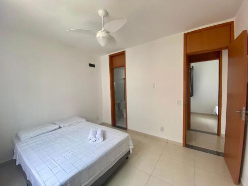 - une chambre avec un lit et un ventilateur de plafond dans l'établissement Ilha Tenerife - Paraíso do Atlântico - Zona Sul, à Ilhéus
