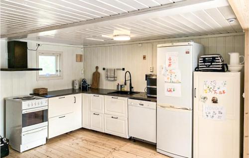 Dapur atau dapur kecil di Lovely Home In Gressvik With Wifi