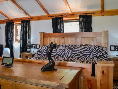 um quarto com uma cama com estampa de zebra em Swallow Cottage - Ukc3427 em Dalston