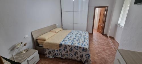 - une chambre blanche avec un lit dans l'établissement Dalla Raffy, à La Spezia