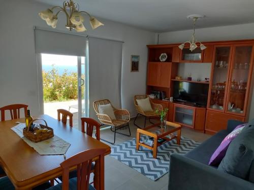 uma sala de estar com um sofá e uma mesa em Vivienda vacacional La Graja em Santa Cruz de la Palma