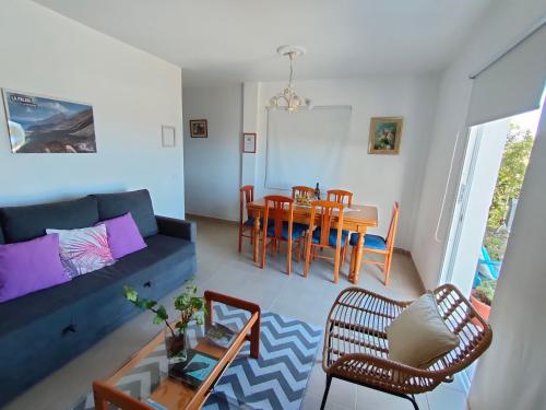 uma sala de estar com um sofá, uma mesa e cadeiras em Vivienda vacacional La Graja em Santa Cruz de la Palma