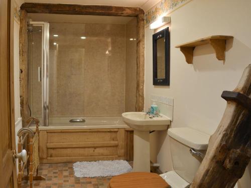 bagno con doccia, lavandino e servizi igienici di Gardeners Rest a Hawley Bottom