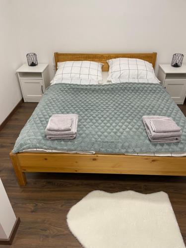 um quarto com uma cama com duas toalhas em Jóleső Pihenő em Inárcs