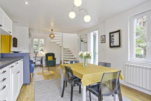 een keuken en eetkamer met een tafel en stoelen bij Beautiful house with a large yard at the heart of Hendaye - Welkeys in Hendaye