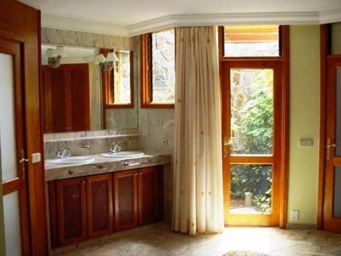 łazienka z dwiema umywalkami i dużym lustrem w obiekcie Villa Luxe Tauro Mogan w mieście Puerto Rico de Gran Canaria