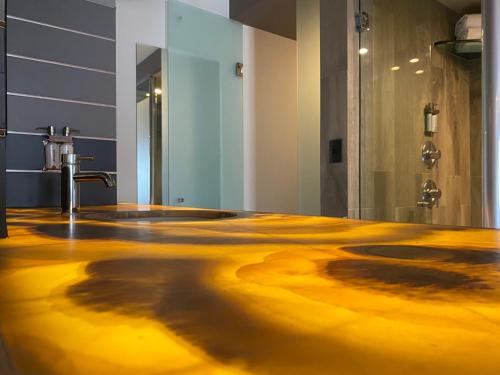 baño con suelo amarillo y lavamanos en HOTEL MIRAMAR en Ciudad de México