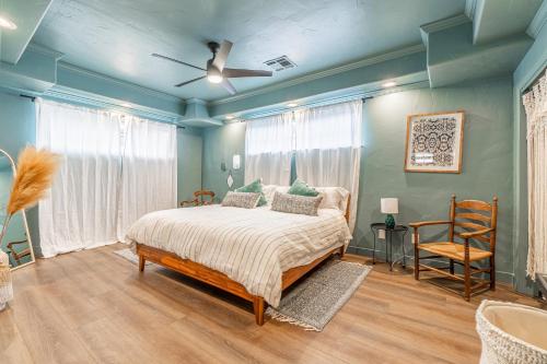 Schlafzimmer mit einem Bett und einem Deckenventilator in der Unterkunft Stylish 2-Bedroom walking distance to Downtown in Reno