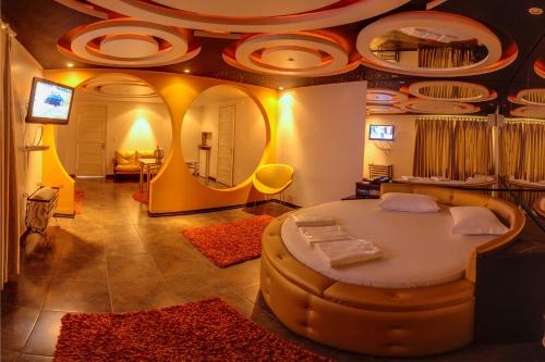 um quarto com uma cama redonda e um espelho redondo em Motel Aquarius (Adults Only) em Caxias do Sul