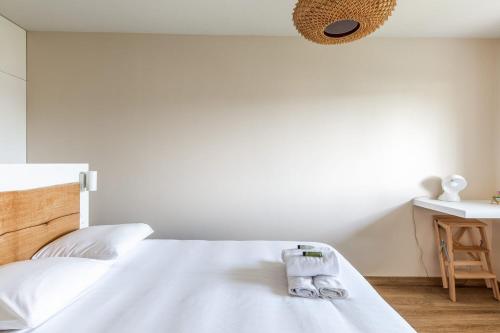 une chambre avec un lit avec deux serviettes dessus dans l'établissement Appartement Fellas - Welkeys, à Cabourg