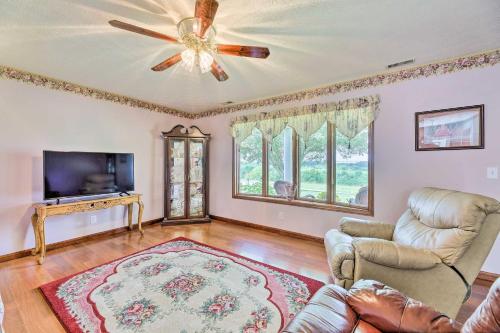 Charming Williamstown Retreat with Private Yardにあるテレビまたはエンターテインメントセンター