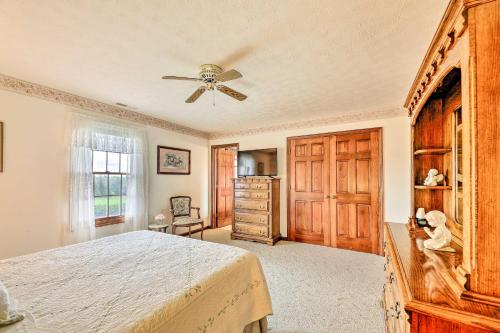 Charming Williamstown Retreat with Private Yardにあるベッド